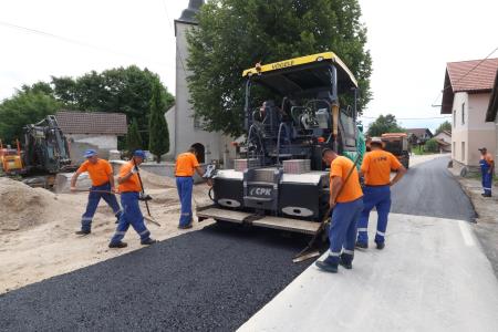 ASFALTIRANJE CESTE GORENJE OTAVE 04 FOTO LJUBO VUKELIČ